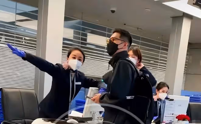 竇驍飛往巴厘島為婚禮做準備,梳著酷酷的髮型,機場被記者要喜糖