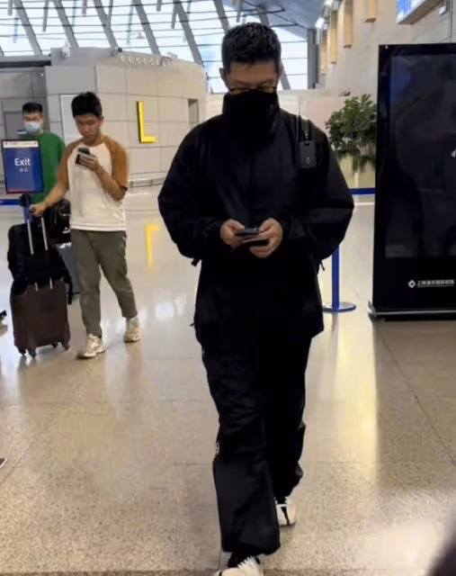 竇驍飛往巴厘島為婚禮做準備,梳著酷酷的髮型,機場被記者要喜糖