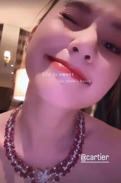 竇驍飛往巴厘島為婚禮做準備,梳著酷酷的髮型,機場被記者要喜糖