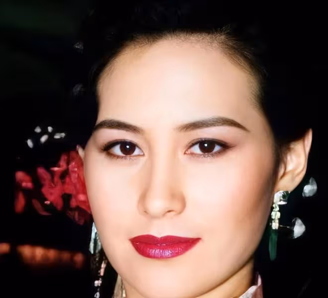 竇驍飛往巴厘島為婚禮做準備,梳著酷酷的髮型,機場被記者要喜糖