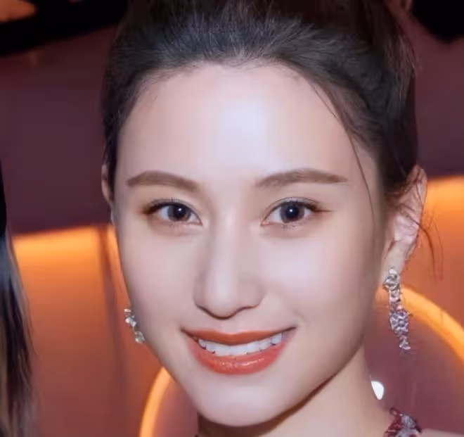 竇驍飛往巴厘島為婚禮做準備,梳著酷酷的髮型,機場被記者要喜糖