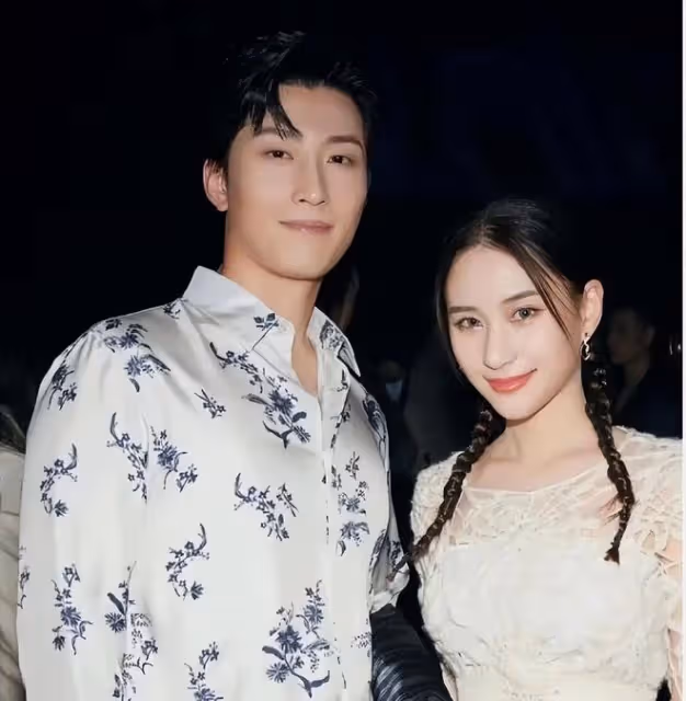 竇驍飛往巴厘島為婚禮做準備,梳著酷酷的髮型,機場被記者要喜糖