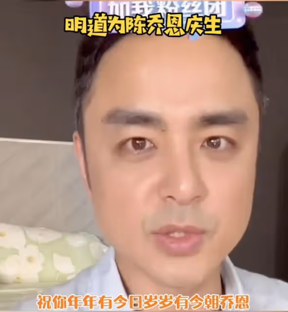 夢回《王子變青蛙》!明道陳喬恩聚會,摟著彼此舉止親密彰顯友情