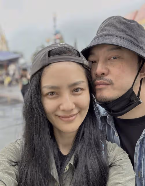 47歲胡可曬迪士尼照，沙溢被嘲邋遢，網友調侃：把老公處成爹系列