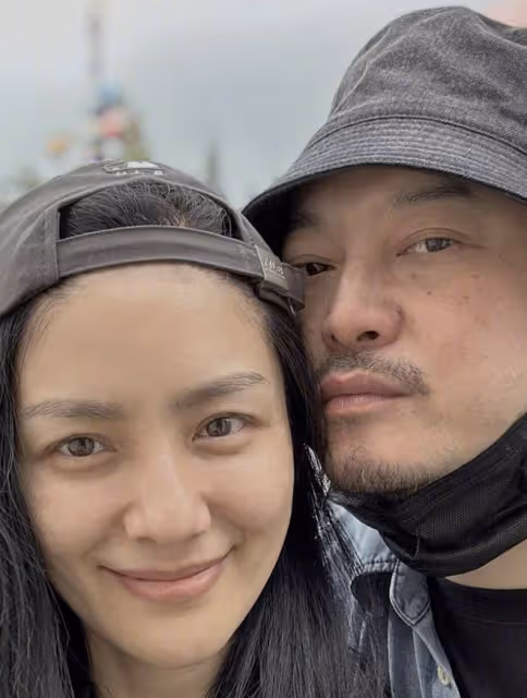 47歲胡可曬迪士尼照，沙溢被嘲邋遢，網友調侃：把老公處成爹系列