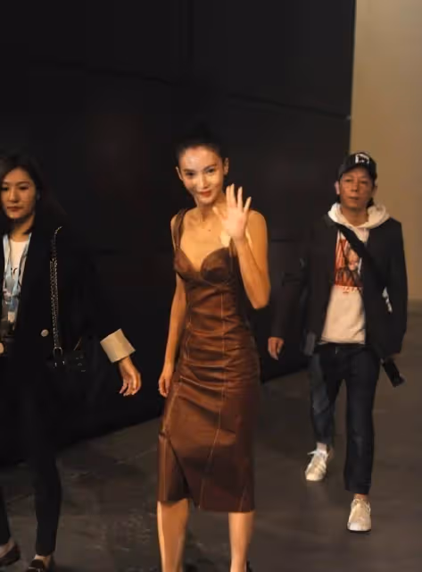 路人鏡頭下的金晨氣質非凡，穿弔帶皮裙扎葫蘆辮，骨感身材太優越