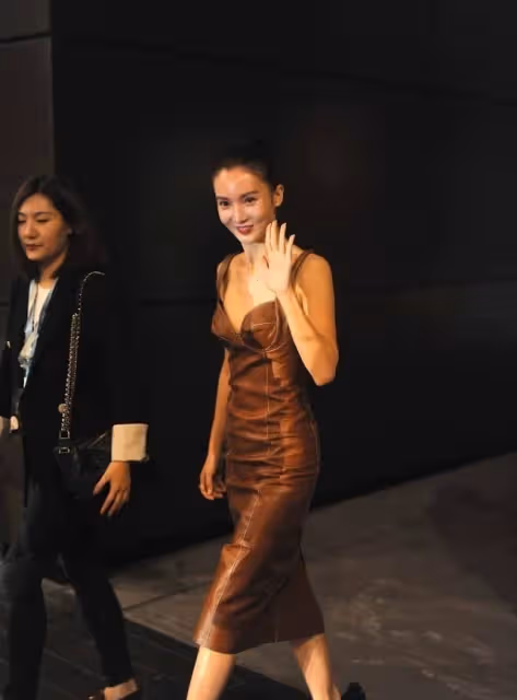 路人鏡頭下的金晨氣質非凡，穿弔帶皮裙扎葫蘆辮，骨感身材太優越