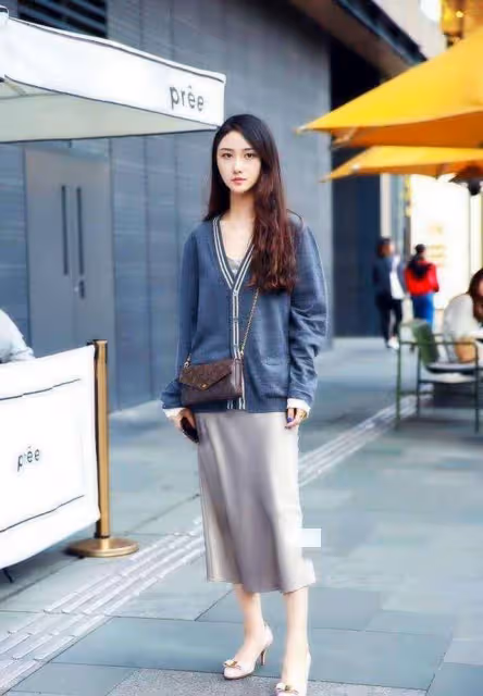 -弔帶衣的美女，若隱若現的鎖骨，美得既高貴又優雅！