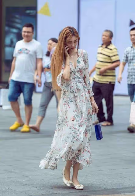 -弔帶衣的美女，若隱若現的鎖骨，美得既高貴又優雅！