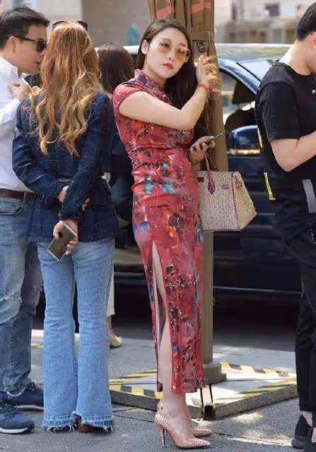 -弔帶衣的美女，若隱若現的鎖骨，美得既高貴又優雅！