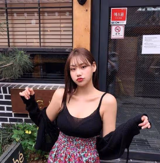 清純甜美系妹子,穿「黑色弔帶搭配碎花裙」,清純個性又養眼