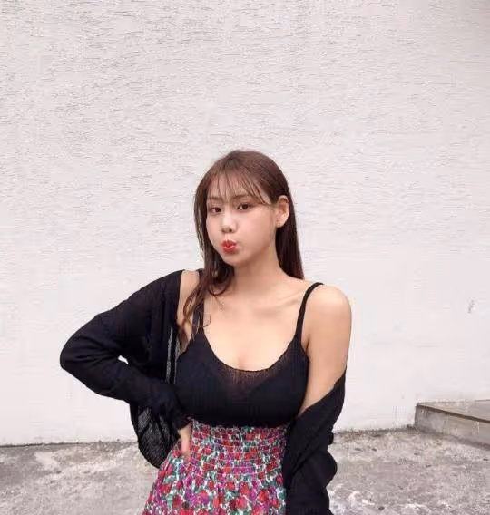 清純甜美系妹子,穿「黑色弔帶搭配碎花裙」,清純個性又養眼
