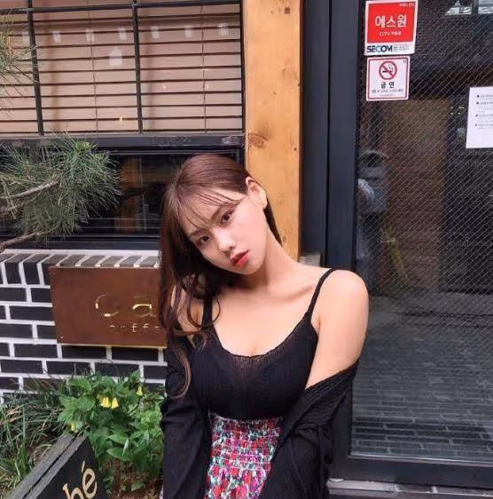 清純甜美系妹子,穿「黑色弔帶搭配碎花裙」,清純個性又養眼