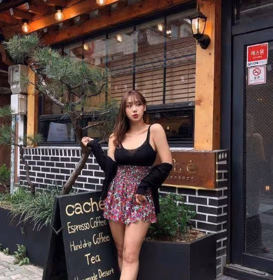 清純甜美系妹子,穿「黑色弔帶搭配碎花裙」,清純個性又養眼