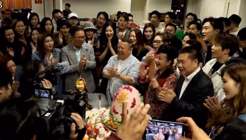 沒人管嗎？曾志偉70歲生日被美女輪流熱吻玩得超大超嗨，想起了羅志祥泳池派對