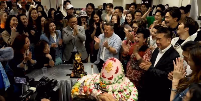 沒人管嗎？曾志偉70歲生日被美女輪流熱吻玩得超大超嗨，想起了羅志祥泳池派對