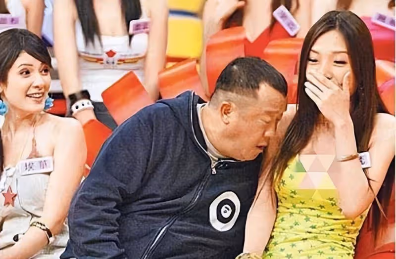 沒人管嗎？曾志偉70歲生日被美女輪流熱吻玩得超大超嗨，想起了羅志祥泳池派對