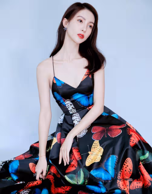 金晨終於放開了，穿印花弔帶長裙，美背吸睛！