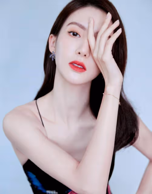 金晨終於放開了，穿印花弔帶長裙，美背吸睛！