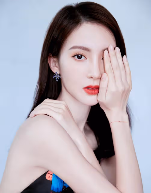 金晨終於放開了，穿印花弔帶長裙，美背吸睛！
