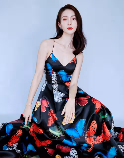 金晨終於放開了，穿印花弔帶長裙，美背吸睛！
