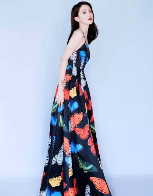 金晨終於放開了，穿印花弔帶長裙，美背吸睛！