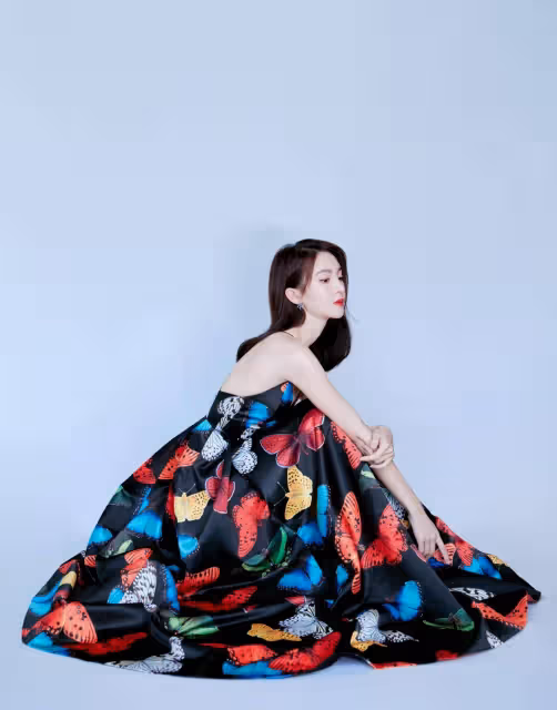 金晨終於放開了，穿印花弔帶長裙，美背吸睛！