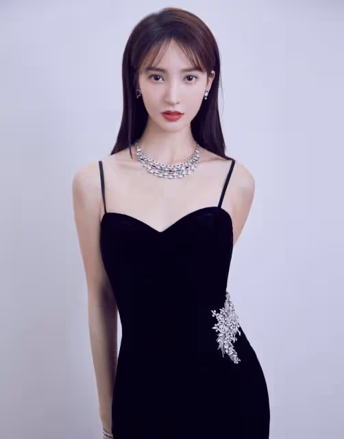 金晨終於放開了，穿印花弔帶長裙，美背吸睛！