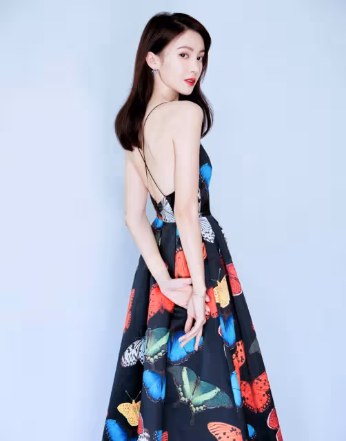 金晨終於放開了，穿印花弔帶長裙，美背吸睛！