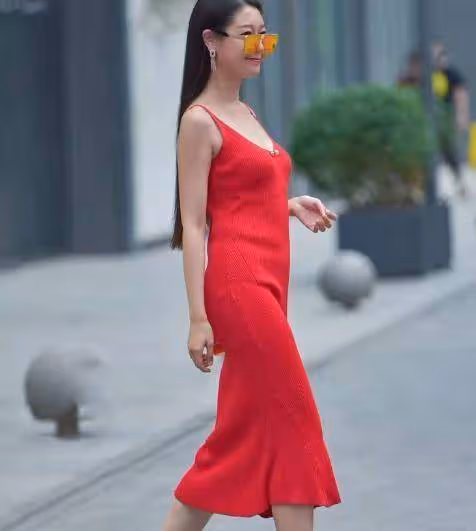 紅色弔帶連衣裙+高跟鞋,盡顯精緻女人味,簡單大方,回頭率超高