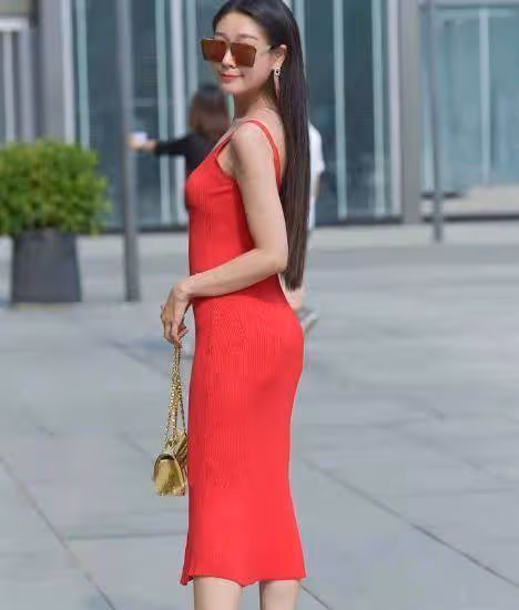 紅色弔帶連衣裙+高跟鞋,盡顯精緻女人味,簡單大方,回頭率超高