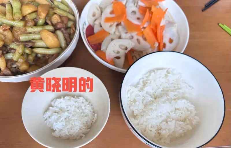 黃曉明曬和姥姥吃飯照片，網友們看後紛紛評論：太接地氣了！