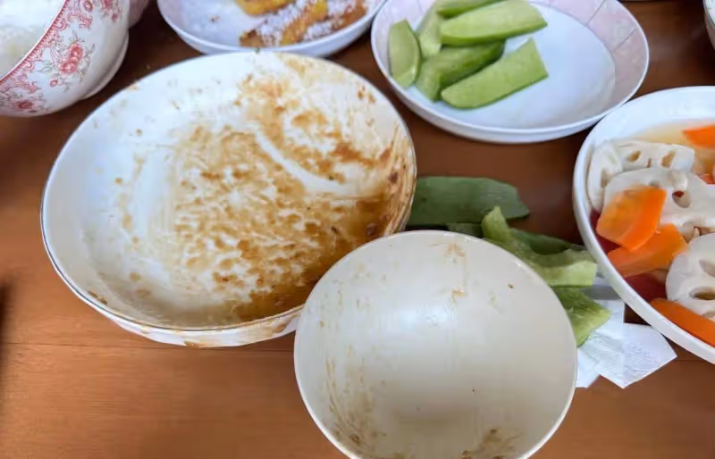 黃曉明曬和姥姥吃飯照片，網友們看後紛紛評論：太接地氣了！