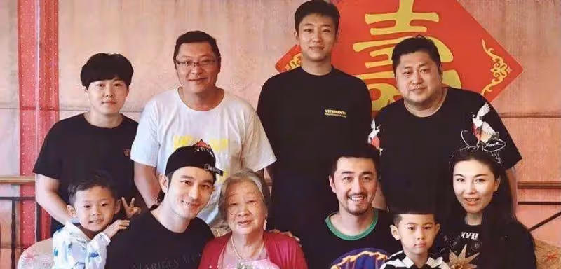 黃曉明曬和姥姥吃飯照片，網友們看後紛紛評論：太接地氣了！