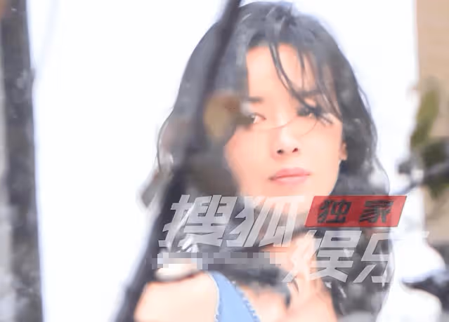 42歲董潔放飛自我！化煙燻妝穿亮片弔帶太性感，俯身撩發展野性美