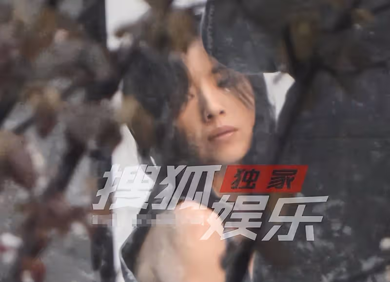 42歲董潔放飛自我！化煙燻妝穿亮片弔帶太性感，俯身撩發展野性美