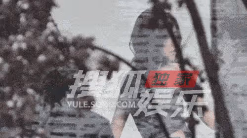 42歲董潔放飛自我！化煙燻妝穿亮片弔帶太性感，俯身撩發展野性美