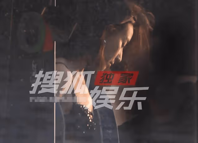 42歲董潔放飛自我！化煙燻妝穿亮片弔帶太性感，俯身撩發展野性美