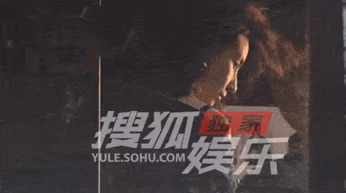 42歲董潔放飛自我！化煙燻妝穿亮片弔帶太性感，俯身撩發展野性美