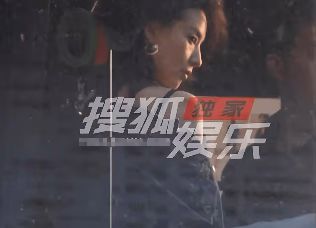42歲董潔放飛自我！化煙燻妝穿亮片弔帶太性感，俯身撩發展野性美