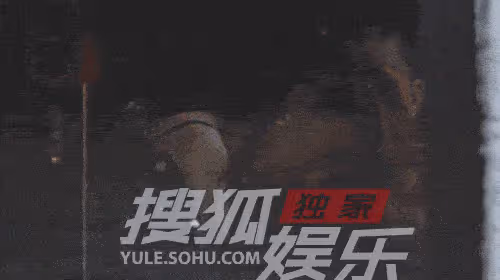 42歲董潔放飛自我！化煙燻妝穿亮片弔帶太性感，俯身撩發展野性美