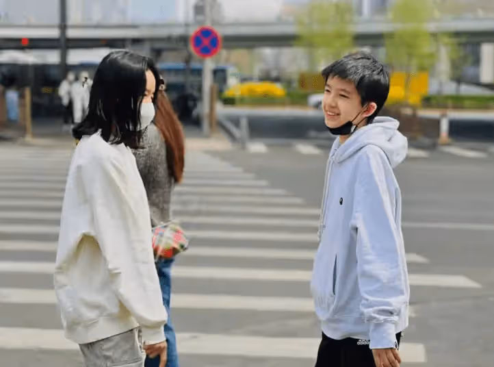 42歲董潔放飛自我！化煙燻妝穿亮片弔帶太性感，俯身撩發展野性美
