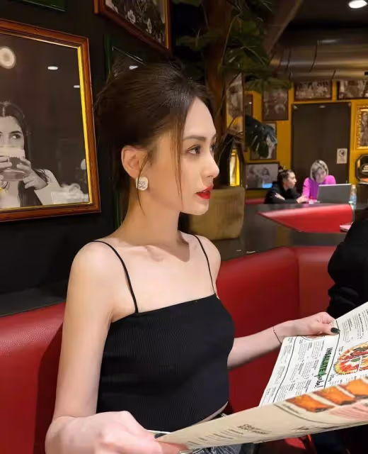 42歲阿嬌近照現身，穿弔帶秀性感身材，減肥後更驚艷