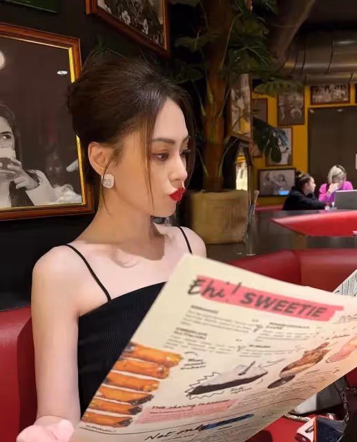 42歲阿嬌近照現身，穿弔帶秀性感身材，減肥後更驚艷