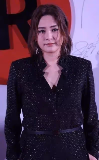 42歲阿嬌近照現身，穿弔帶秀性感身材，減肥後更驚艷