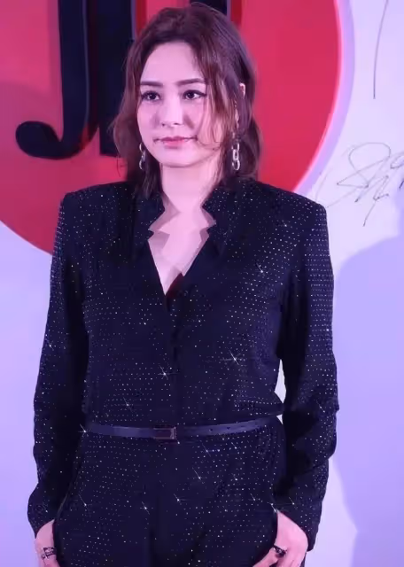 42歲阿嬌近照現身，穿弔帶秀性感身材，減肥後更驚艷