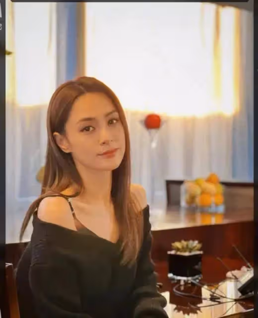 42歲阿嬌近照現身，穿弔帶秀性感身材，減肥後更驚艷