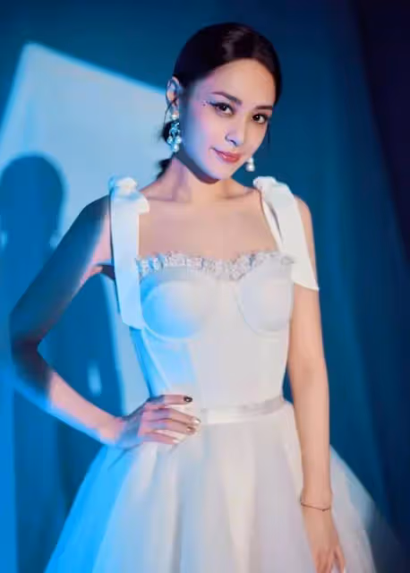 42歲阿嬌近照現身，穿弔帶秀性感身材，減肥後更驚艷