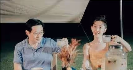 蔣夢婕帶爸爸郊遊，穿弔帶裙引起熱議，被指「沒考慮爸爸的感受」