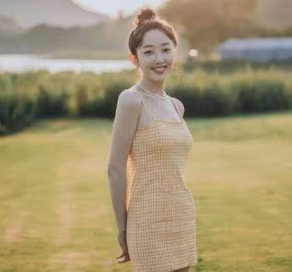 蔣夢婕帶爸爸郊遊，穿弔帶裙引起熱議，被指「沒考慮爸爸的感受」